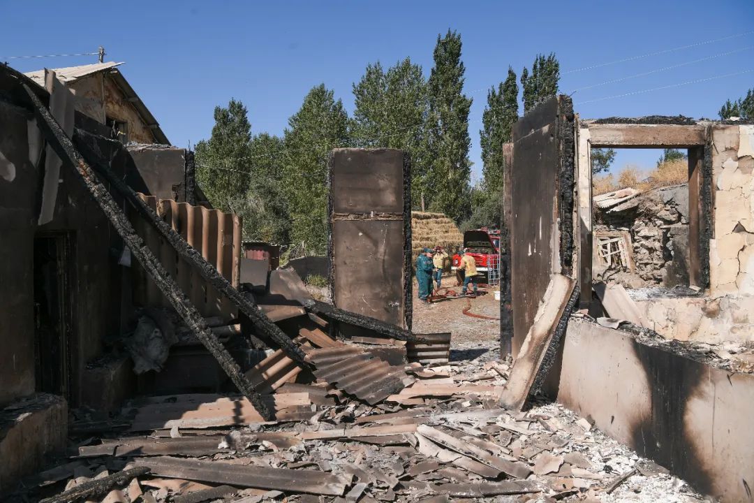 ▲当地时间2022年9月14日，亚美尼亚瓦尔代尼斯镇，一座房屋被炮击摧毁。（视觉中国）
