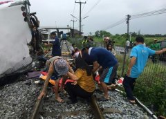 泰国一载65人汽车遭火车高速撞翻 已致20死30伤