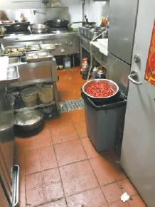 垃圾桶上架菜盆、公厕门口摆食材……个别外卖后厨卫生堪忧