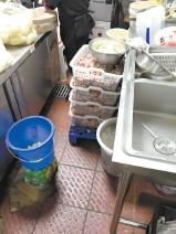 垃圾桶上架菜盆、公厕门口摆食材……个别外卖后厨卫生堪忧